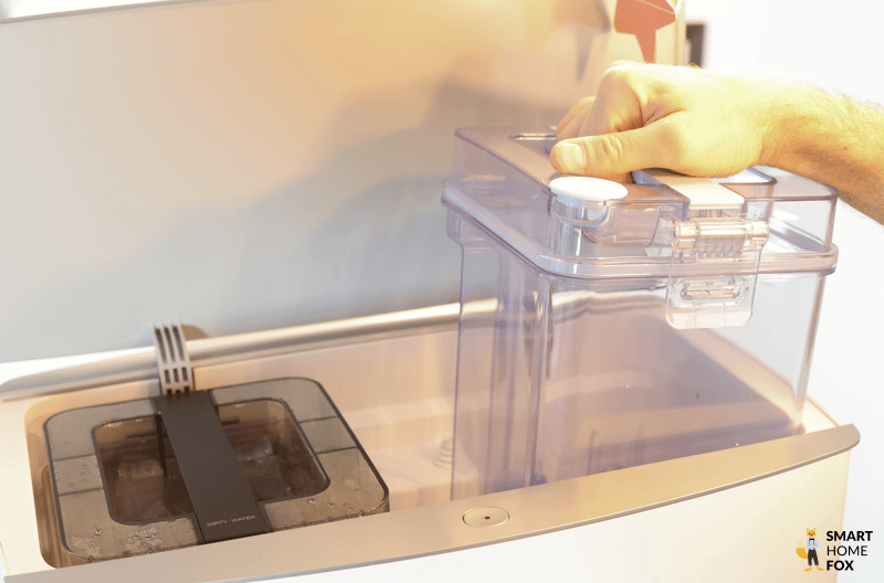 Der Frischwassertank der Moppreinigungsstation des ECOVACS DEEBOT T20 OMNI ist zu sehen.